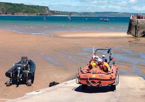 Inshore lifeboat assists rubber dinghy