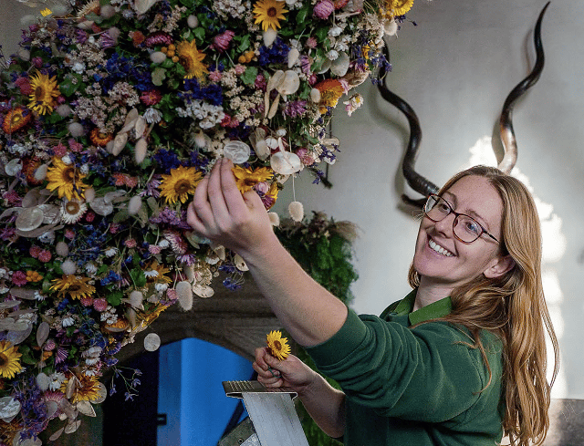 National Trust installs Christmas garland comprising 25,000 flowers