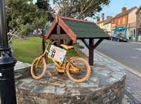 Bude glittered with gold to raise awareness for childhood cancer