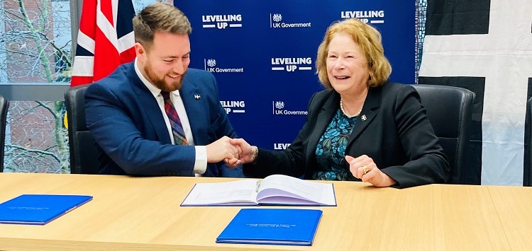 Cornwall Council leader Linda Taylor and the previous government's levelling up minister Jacob Young signing the Level 2